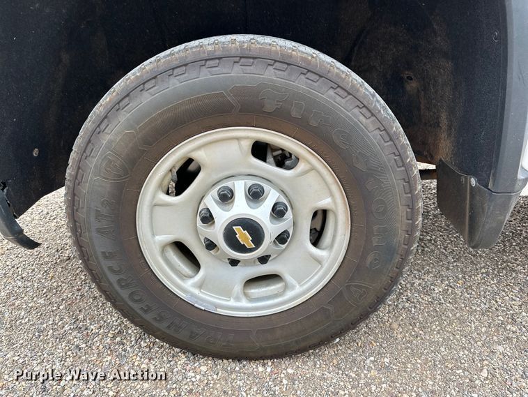 image for item JT9051 2020 Chevrolet Silverado 2500HD Crew Cab flatbed pickup truck