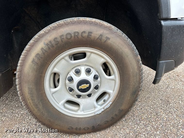 image for item JT9051 2020 Chevrolet Silverado 2500HD Crew Cab flatbed pickup truck