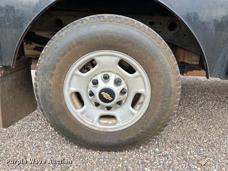 image for item JT9051 2020 Chevrolet Silverado 2500HD Crew Cab flatbed pickup truck