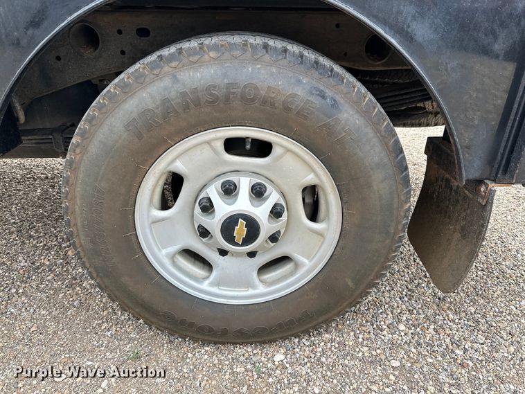 image for item JT9051 2020 Chevrolet Silverado 2500HD Crew Cab flatbed pickup truck