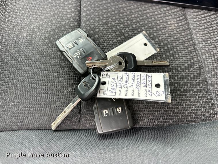 image for item JT9051 2020 Chevrolet Silverado 2500HD Crew Cab flatbed pickup truck