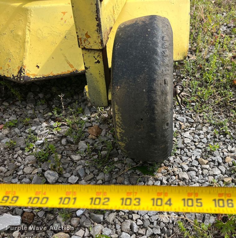 image for item LD9528 Howard Price 1040 lawn mower