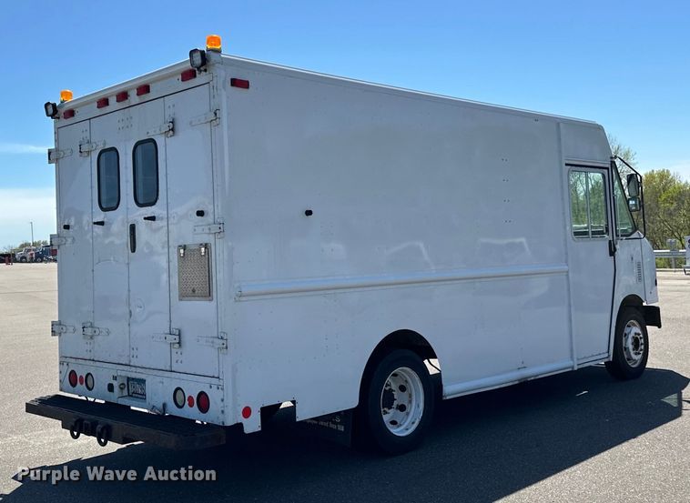 image for item LR9337 2008 Utilimaster delivery truck