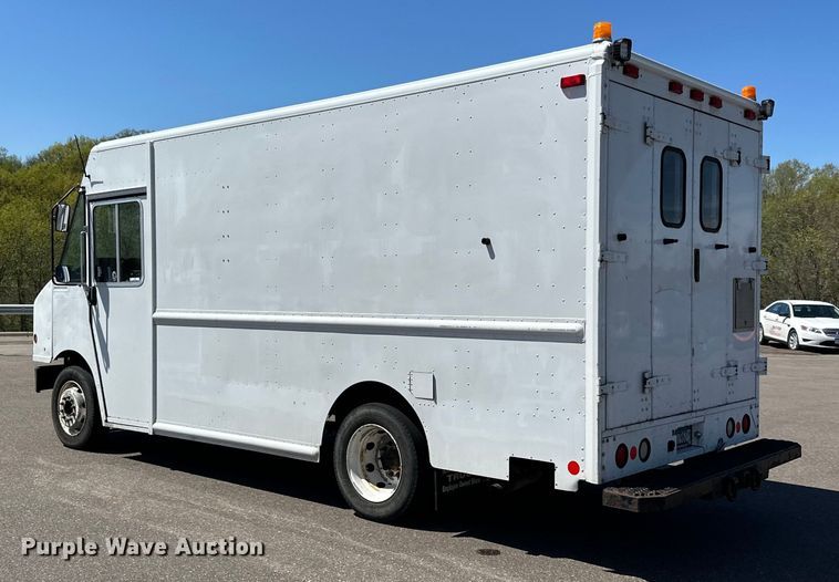 image for item LR9337 2008 Utilimaster delivery truck