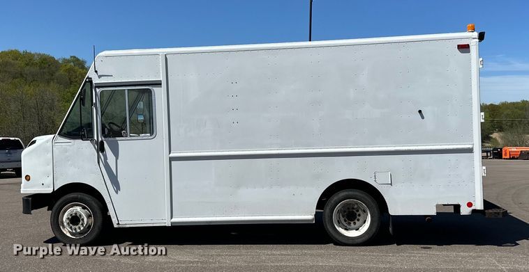 image for item LR9337 2008 Utilimaster delivery truck