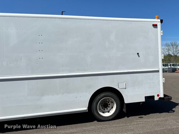 image for item LR9337 2008 Utilimaster delivery truck