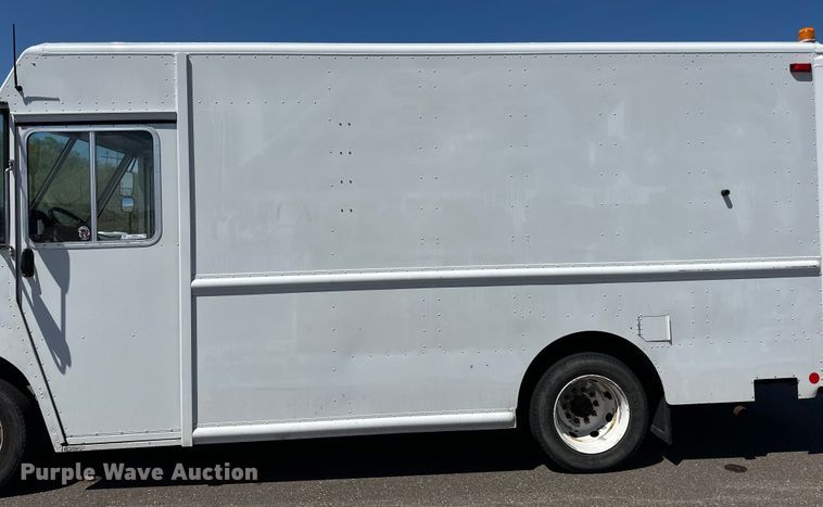 image for item LR9337 2008 Utilimaster delivery truck