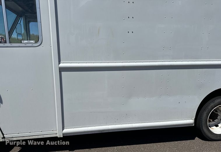 image for item LR9337 2008 Utilimaster delivery truck