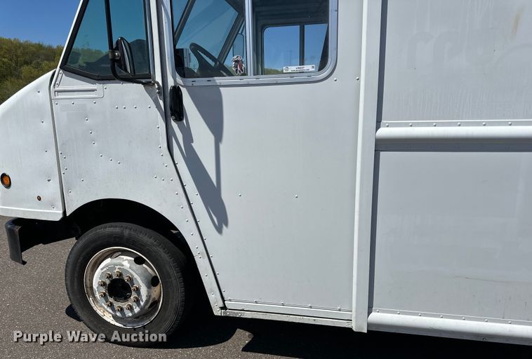 image for item LR9337 2008 Utilimaster delivery truck