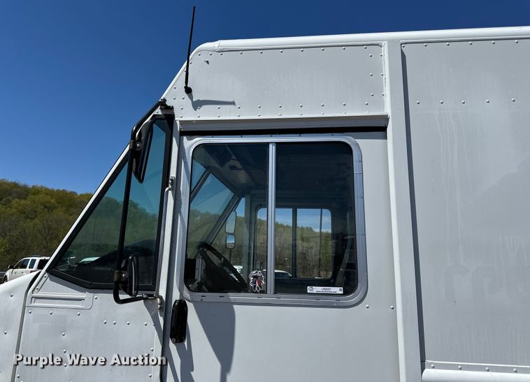image for item LR9337 2008 Utilimaster delivery truck