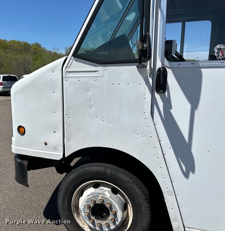 image for item LR9337 2008 Utilimaster delivery truck