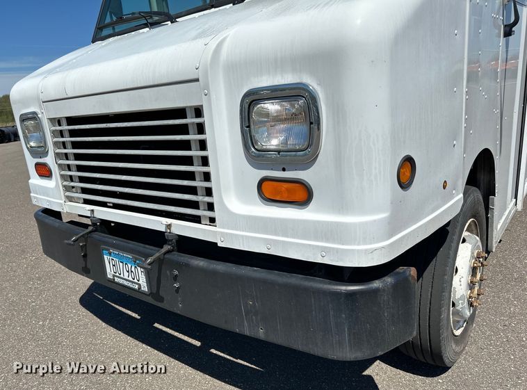 image for item LR9337 2008 Utilimaster delivery truck