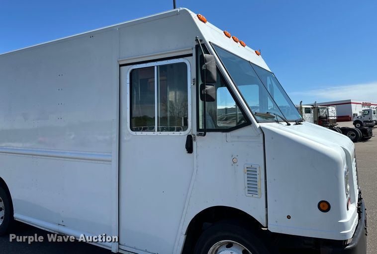 image for item LR9337 2008 Utilimaster delivery truck