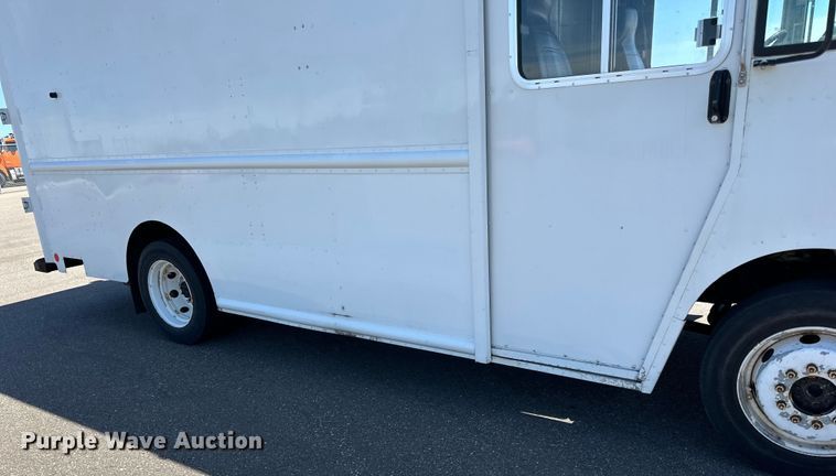 image for item LR9337 2008 Utilimaster delivery truck