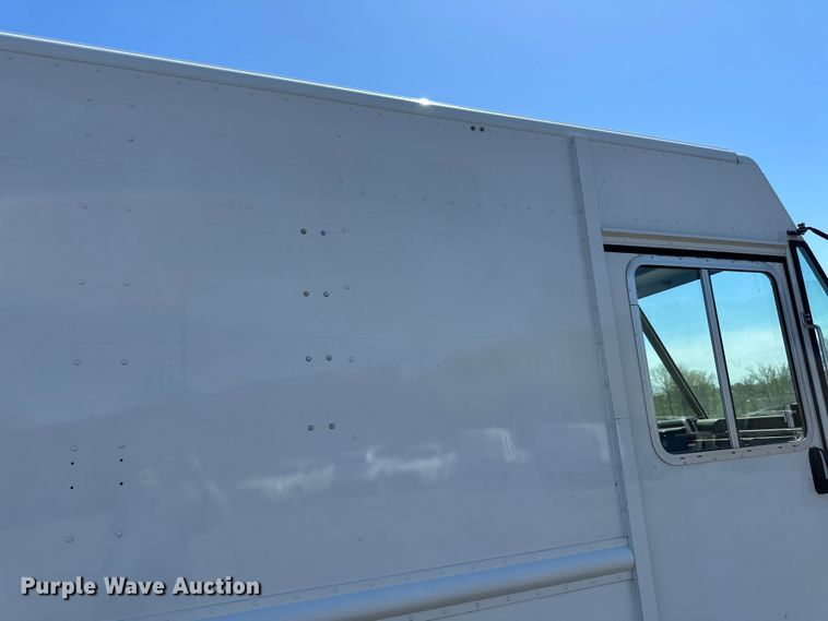 image for item LR9337 2008 Utilimaster delivery truck