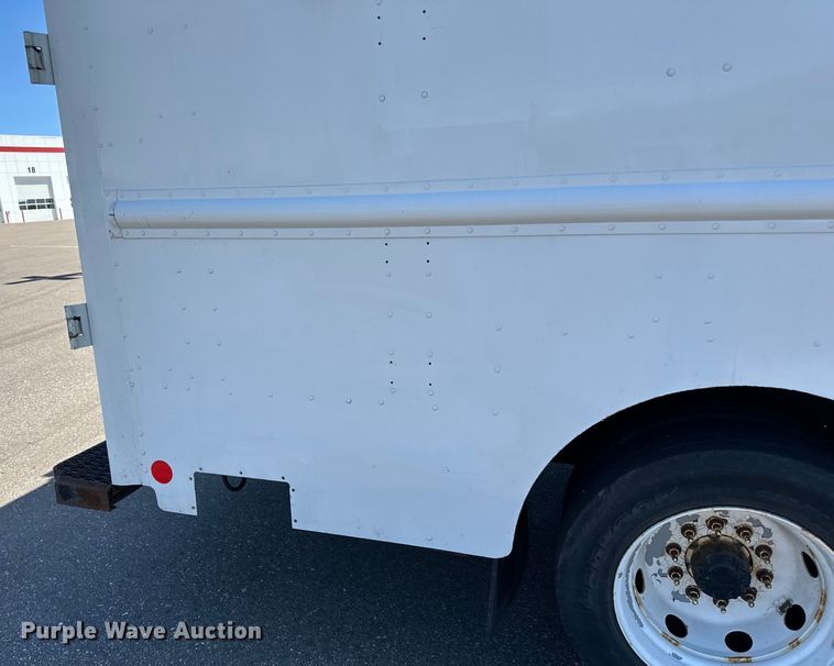 image for item LR9337 2008 Utilimaster delivery truck