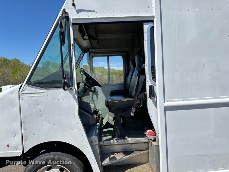 image for item LR9337 2008 Utilimaster delivery truck