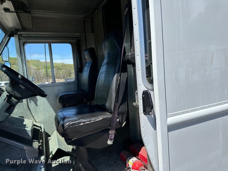 image for item LR9337 2008 Utilimaster delivery truck