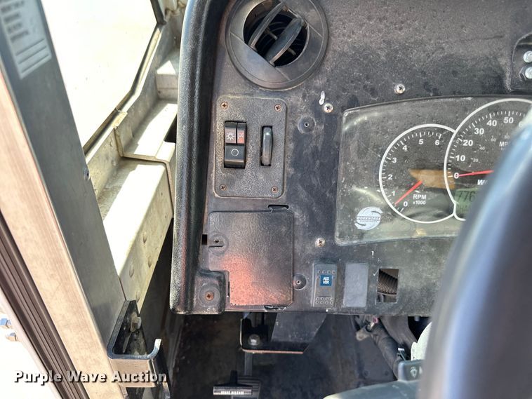 image for item LR9337 2008 Utilimaster delivery truck