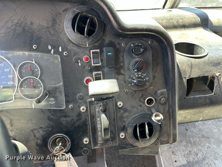 image for item LR9337 2008 Utilimaster delivery truck