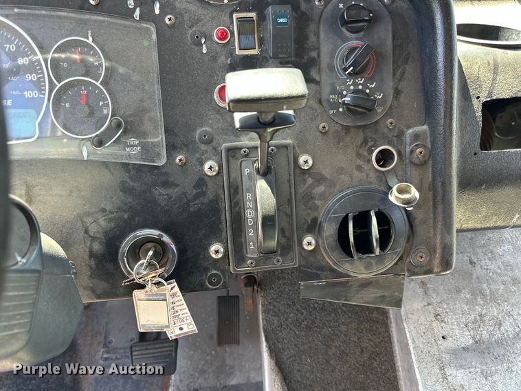 image for item LR9337 2008 Utilimaster delivery truck