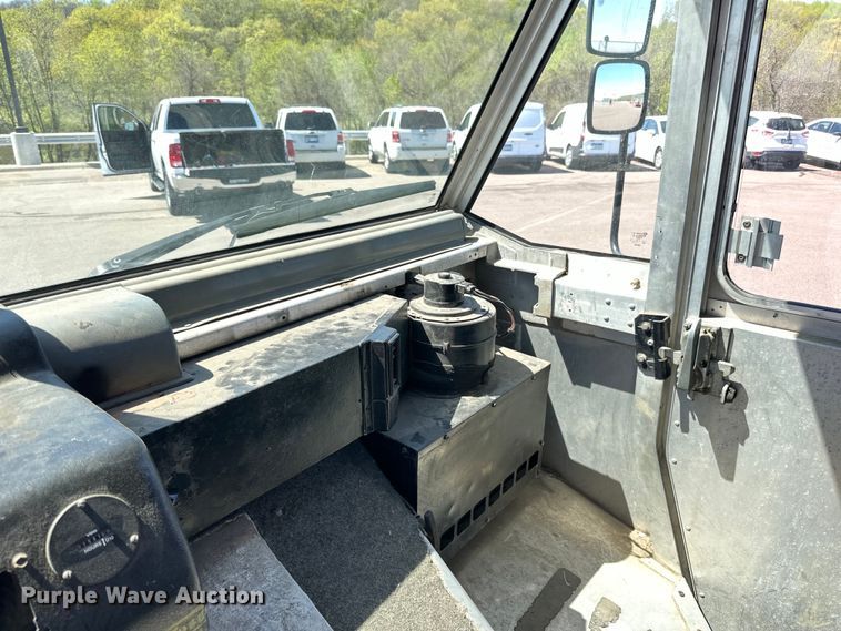 image for item LR9337 2008 Utilimaster delivery truck