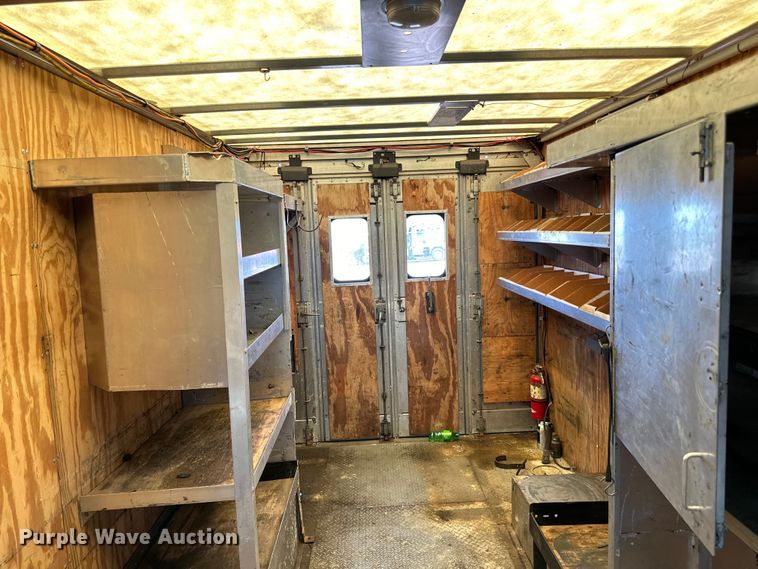 image for item LR9337 2008 Utilimaster delivery truck