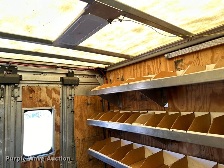 image for item LR9337 2008 Utilimaster delivery truck