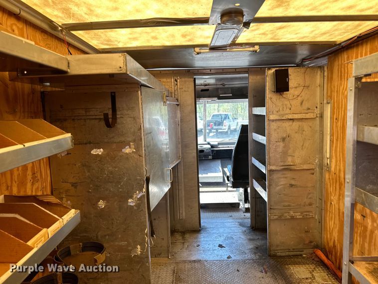 image for item LR9337 2008 Utilimaster delivery truck