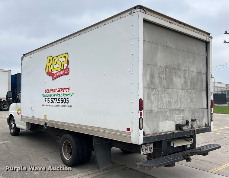 image for item LU9857 2011 GMC Savana G3500 box truck