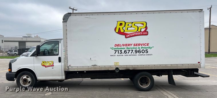 image for item LU9857 2011 GMC Savana G3500 box truck