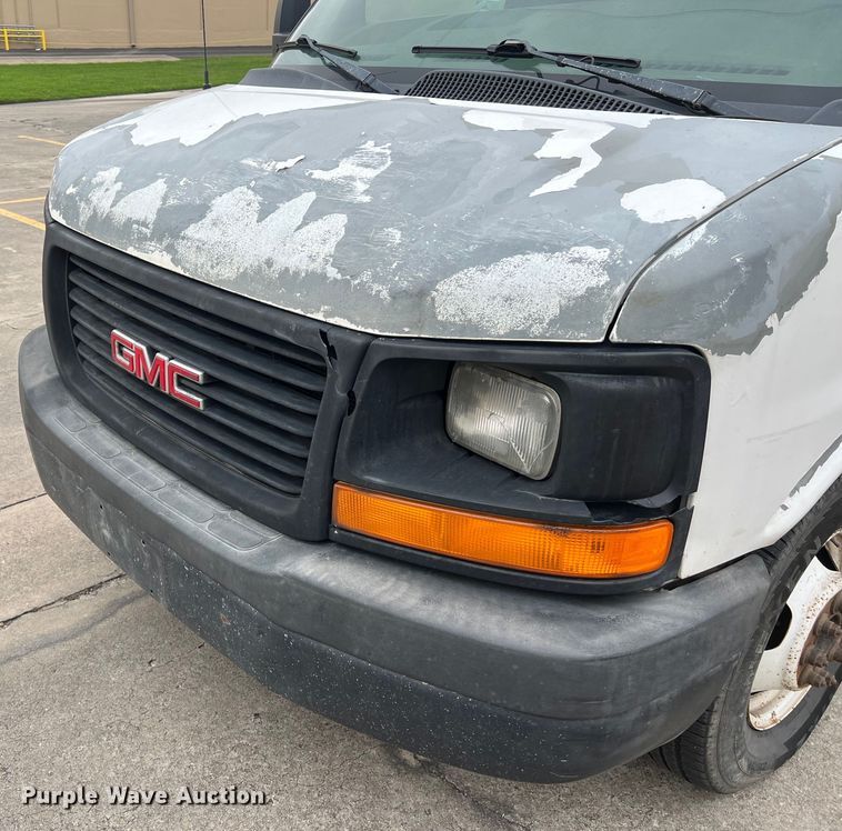 image for item LU9857 2011 GMC Savana G3500 box truck