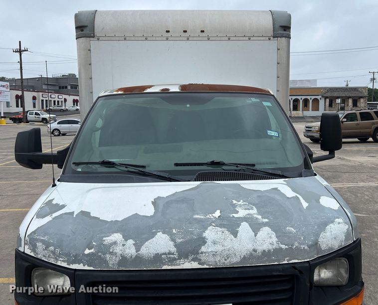 image for item LU9857 2011 GMC Savana G3500 box truck