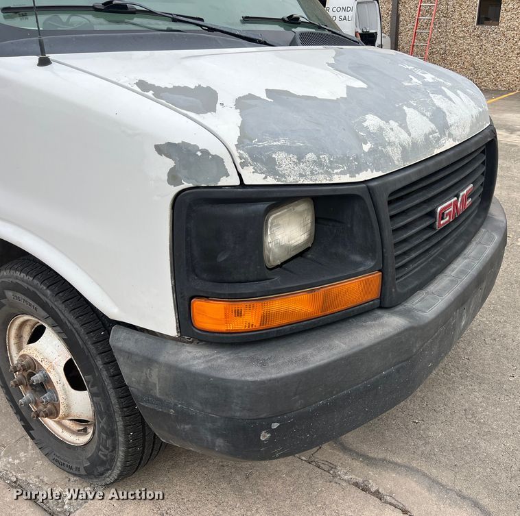 image for item LU9857 2011 GMC Savana G3500 box truck