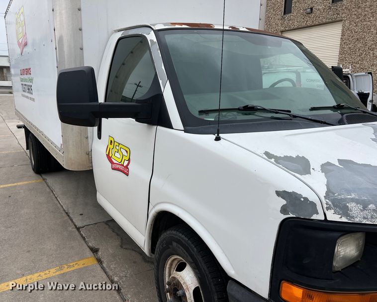 image for item LU9857 2011 GMC Savana G3500 box truck