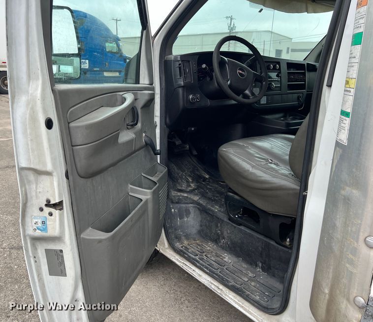 image for item LU9857 2011 GMC Savana G3500 box truck