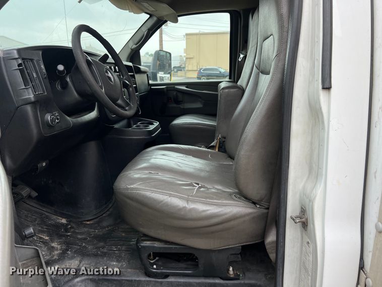 image for item LU9857 2011 GMC Savana G3500 box truck