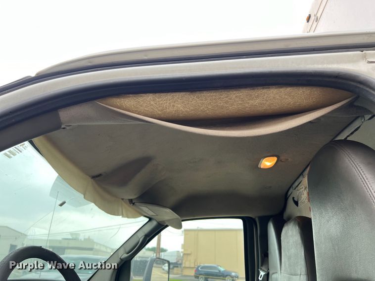 image for item LU9857 2011 GMC Savana G3500 box truck