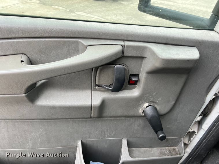 image for item LU9857 2011 GMC Savana G3500 box truck