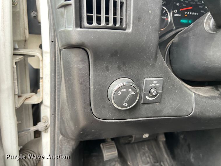 image for item LU9857 2011 GMC Savana G3500 box truck