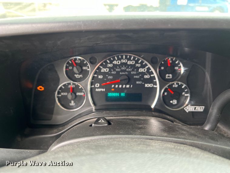 image for item LU9857 2011 GMC Savana G3500 box truck