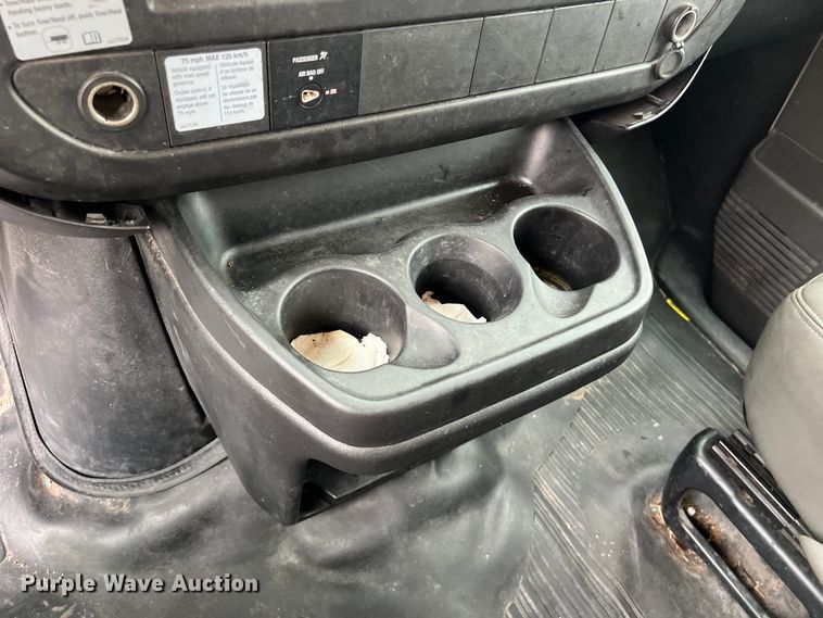 image for item LU9857 2011 GMC Savana G3500 box truck