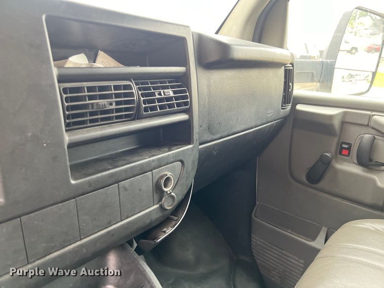 image for item LU9857 2011 GMC Savana G3500 box truck