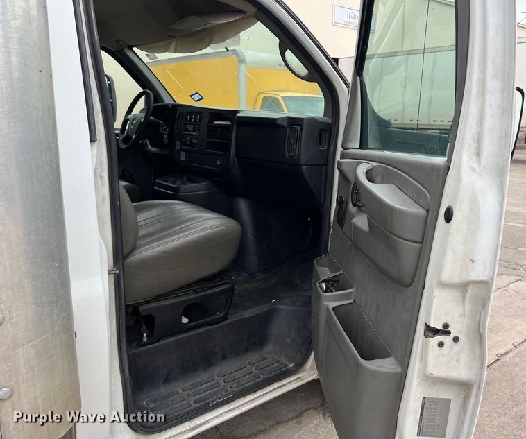 image for item LU9857 2011 GMC Savana G3500 box truck