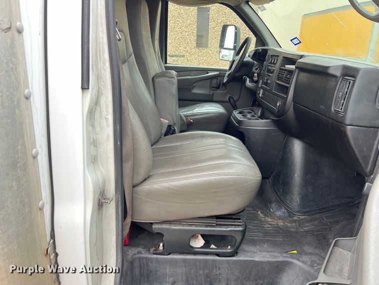 image for item LU9857 2011 GMC Savana G3500 box truck