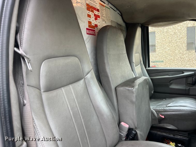 image for item LU9857 2011 GMC Savana G3500 box truck