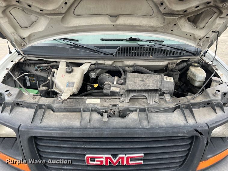 image for item LU9857 2011 GMC Savana G3500 box truck