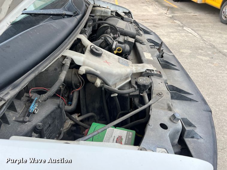 image for item LU9857 2011 GMC Savana G3500 box truck