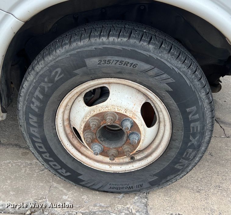 image for item LU9857 2011 GMC Savana G3500 box truck