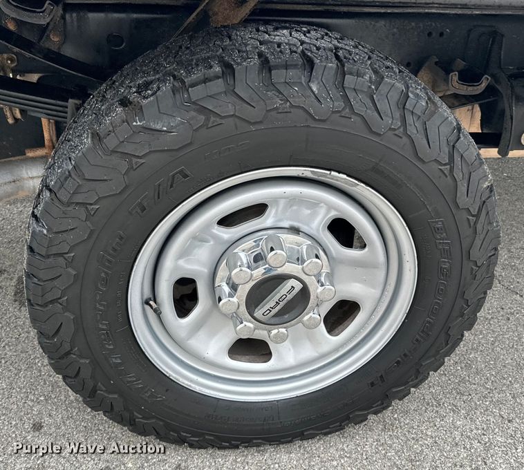 image for item ND9319 2017 Ford F350 Super Duty XL flatbed pickup truck